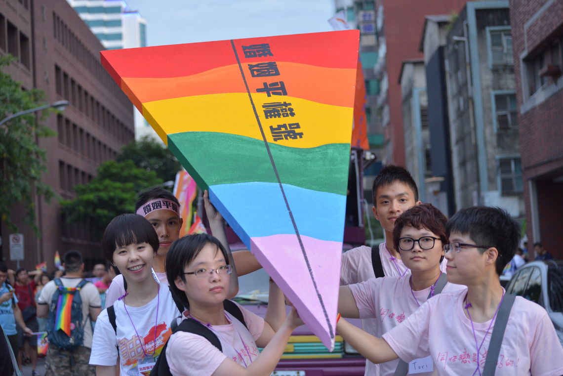 圖說：象徵婚姻平權的 婚姻平權號 彩虹紙飛機